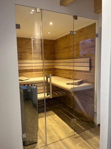 sauna z drewnianymi ścianami i szklaną ścianą w obiekcie Cecilienpark Oberharz w mieście Hahnenklee-Bockswiese