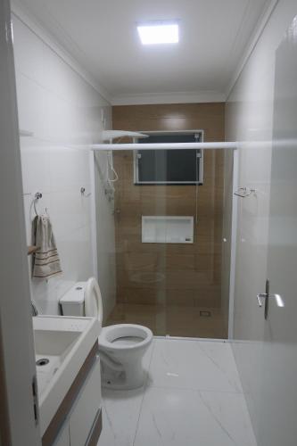 ein Bad mit einer Dusche, einem WC und einem Waschbecken in der Unterkunft Lake's House in Socorro