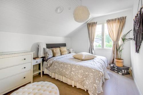 En eller flere senge i et værelse på Villa Björkbacken