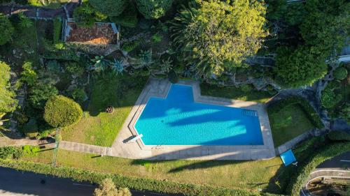 - une vue sur la piscine dans la cour dans l'établissement Sublime appartement vue mer, à Cannes