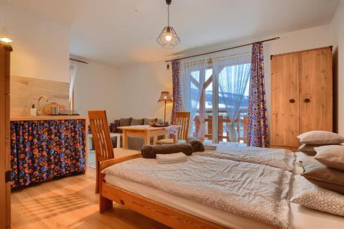 Postel nebo postele na pokoji v ubytování Apartamenty Soszów