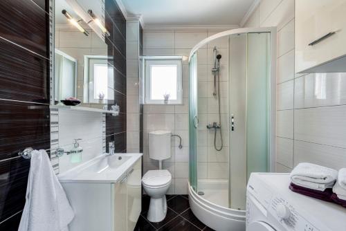 W łazience znajduje się toaleta z umywalką i prysznic. w obiekcie Holiday Home Iva w mieście Mlini