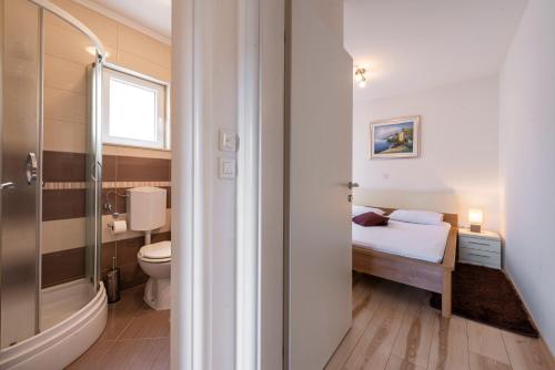 - une petite salle de bains avec un lit et des toilettes dans l'établissement Holiday Home Iva, à Mlini