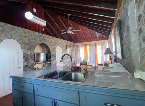 una cucina con lavandino e piano di lavoro di Stonetrail Villas a Arnos Vale