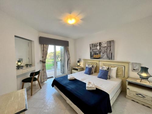 Ένα ή περισσότερα κρεβάτια σε δωμάτιο στο Albufeira Balaia Golf Vilage 1 With Pool by Homing