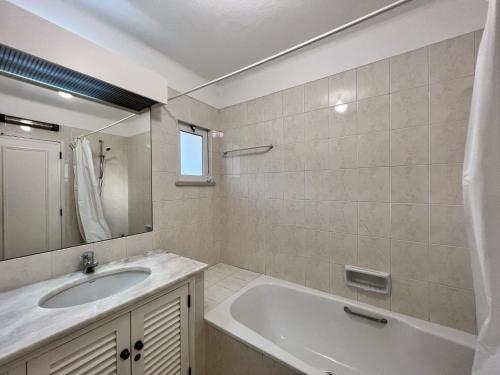 Ένα μπάνιο στο Albufeira Balaia Golf Vilage 1 With Pool by Homing