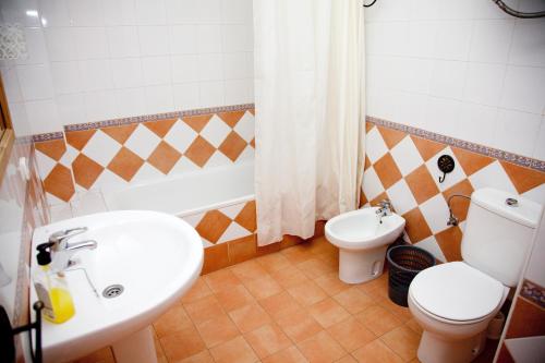 a bathroom with a sink and a toilet at Tu Casa Rural in Castilblanco de los Arroyos