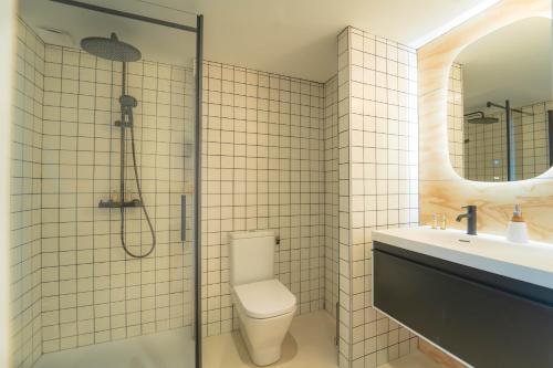 a bathroom with a shower and a toilet and a sink at Villa Ananda - Surya - un havre de paix avec vue mer et étangs in Carnon-Plage