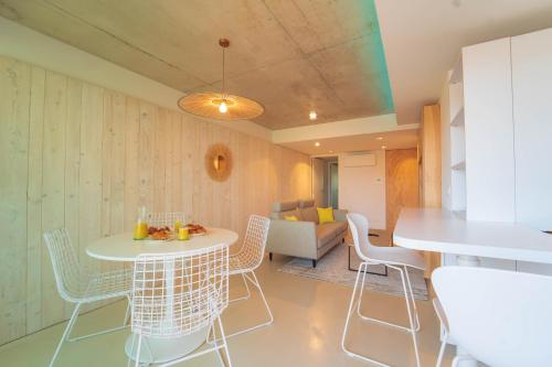 een keuken en een woonkamer met een tafel en stoelen bij Villa Ananda - Surya - un havre de paix avec vue mer et étangs in Carnon-Plage