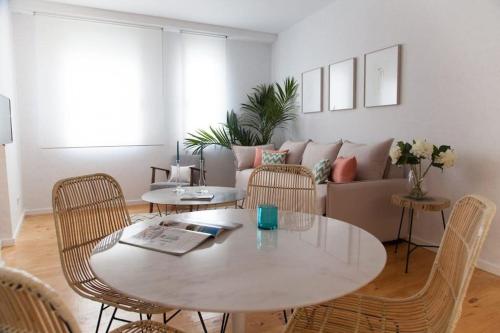uma sala de estar com uma mesa e cadeiras e um sofá em Cozy apartment in the center of Madrid em Madri