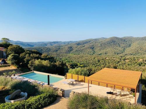 una casa con piscina y techo en Mas Oms, en Montnegre