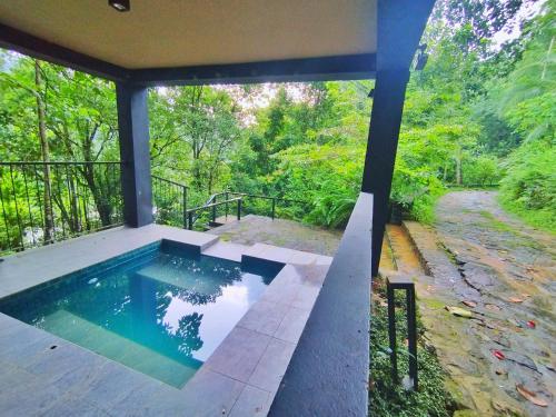 Bazén v ubytování Forest Shade Eco Resort Deraniyagala nebo v jeho okolí
