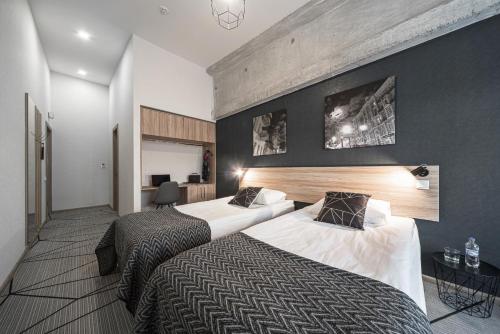 キーウにあるAmarant Hotel by CHMのベッド2台と壁が備わるホテルルームです。