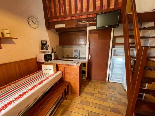 - une petite cuisine avec des lits superposés dans une chambre dans l'établissement Mer du Sud, à Mimizan