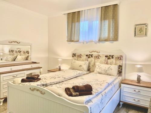 Dormitorio blanco con cama con espejo en Apartments in Complex Sunny Island Deluxe en Chernomorets