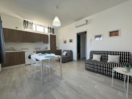 een woonkamer met een bank en een tafel bij SoleeMare Barletta Apartments in Barletta
