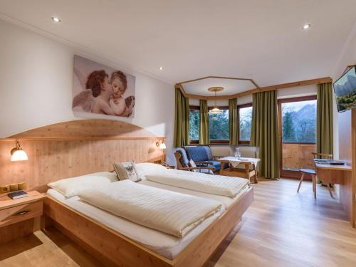 クーフシュタインにあるHotel Gasthof Felsenkellerのベッドルーム1室(大型ベッド1台付)
