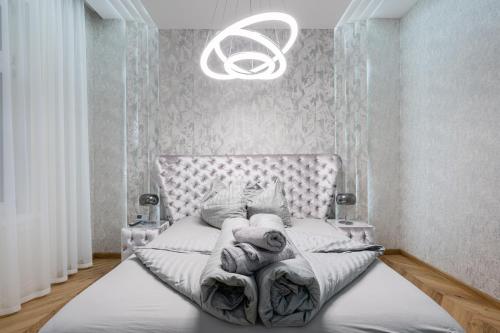 Schlafzimmer mit einem Bett mit Kronleuchter in der Unterkunft Heart of Budapest Luxury Apartment with Amazing View in Budapest