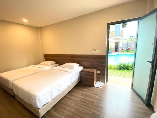 ein Schlafzimmer mit einem großen Bett und einem großen Fenster in der Unterkunft ZEN garden in Xuyên Mộc