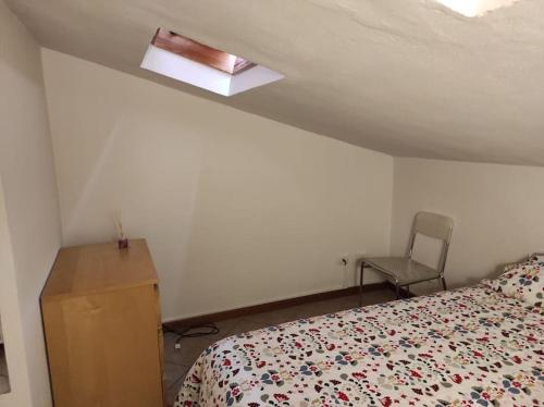 - une chambre avec un lit et une chaise dans l'établissement Casina di mezzo, à Borgo a Buggiano