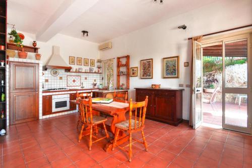 Η κουζίνα ή μικρή κουζίνα στο Holiday Home in Sicily near Fontane Bianche