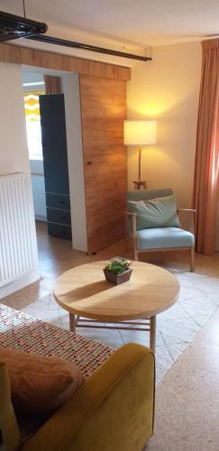 een woonkamer met een salontafel en een bank bij Alter Werkstatt in Jünkerath
