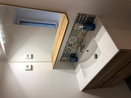 ein kleines Bad mit einer Dusche und Fliesenboden in der Unterkunft Studio quartier calme in La Roche-sur-Yon