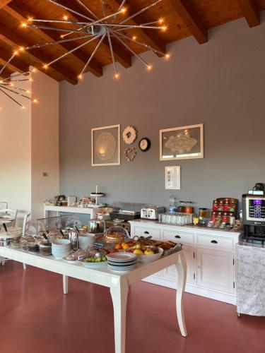une cuisine avec une table avec de la nourriture dessus dans l'établissement Corte Mantovani, à Colà