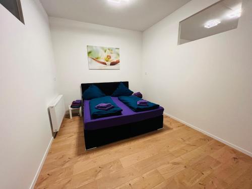 a bedroom with a bed in a white room at Big Apartment l 18 Beds l Free Parking l WiFi l in Erwitte