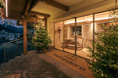 Un árbol de Navidad en el balcón de una casa en Albergo Belvedere, en Vigo di Fassa