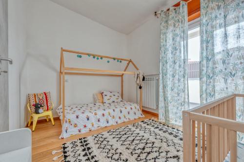 Luxus P4T Family 3 bedroom with SAUNA emeletes ágyai egy szobában
