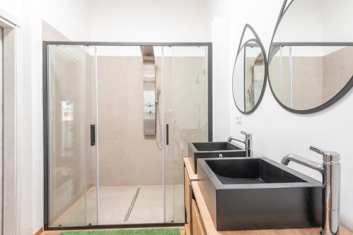 y baño con 2 lavabos y ducha. en Luxus P4T Family 3 bedroom with SAUNA, en Brindisi