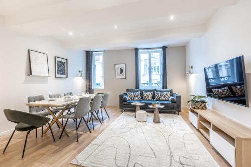 un salon avec une table, des chaises et un canapé dans l'établissement Sweett - Atelier Bastille, à Paris