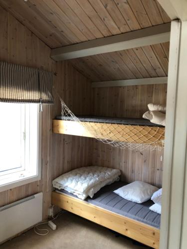 a room with two bunk beds in a cabin at Stuga , Funäsdalen in Funäsdalen