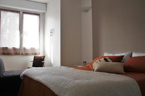 um quarto com uma cama e uma janela em The Blue Nest - Red Apartment near 5 Terre em La Spezia