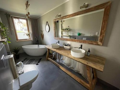 ein Badezimmer mit zwei Waschbecken und einem großen Spiegel in der Unterkunft Na Szczycie Konopi in Bystra Śląska
