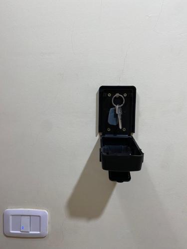 une paire de clés dans un support sur un mur dans l'établissement Lovely 1-bedroom rental unit with sea view, à Mahdia