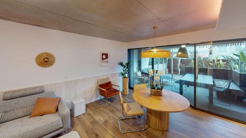 un salon avec un canapé et une table dans l'établissement Villa Ananda - Chandra - Un havre de paix entre mer et étangs, à Carnon-Plage