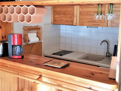 une cuisine avec un évier et un plan de travail dans l'établissement Appartement duplex pour 8 pers avec terrasse et équipements modernes à La Joue du Loup - FR-1-504-611, à Saint-Étienne-en-Dévoluy