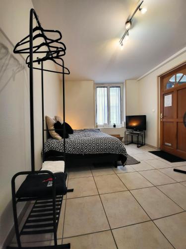 une chambre avec un lit et une chaise dans une pièce dans l'établissement APPART IN PY' - Charmant Studio RDC plein centre, à Tarbes