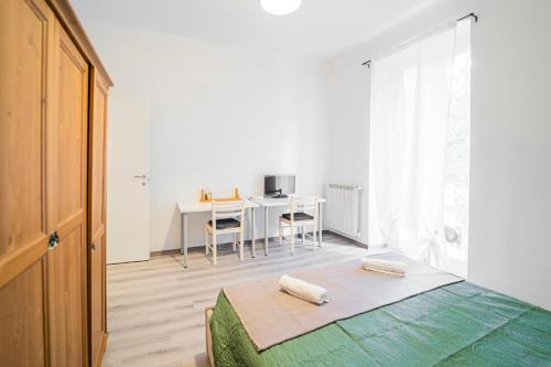 Habitación blanca con cama y mesa en 098 - Casa DolceChiara, Genova San Martino 400m Ospedale, en Génova