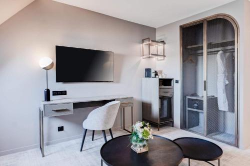 a living room with a tv and a table at Fleur de Loire in Blois