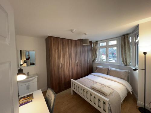 una piccola camera con letto e finestra di 4 Wharncliffe Drive a Hanwell