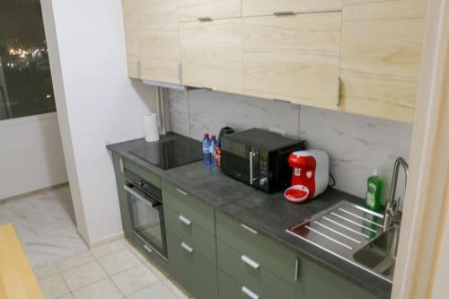 A cozinha ou cozinha compacta de Cozy Apartment at Gara de Nord