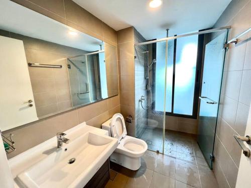 y baño con aseo, lavabo y ducha. en Teega Suites Puteri Harbour Iskandar Puteri #PoolView SeaView en Nusajaya