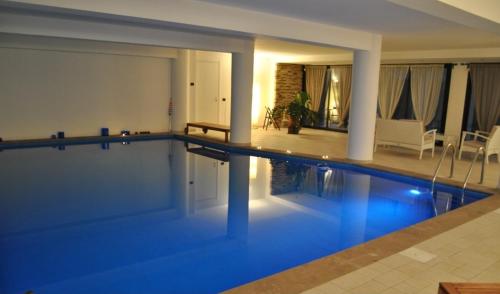 een groot zwembad in een woonkamer met een huis bij Corbezzolo in Vallo della Lucania