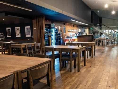 Restaurace v ubytování Zaliasis slenis - Self check-in hotel - Free parking