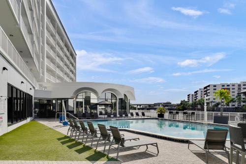 a swimming pool with chairs and a building at Hotel Tampa Riverwalk in Tampa