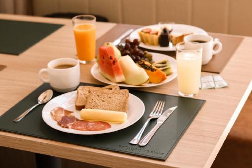 Makanan di atau berdekatan hotel