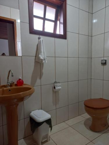 Bilik mandi di Chalés e suítes lima